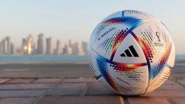 Jenis bola yang dipakai pemain selama pertandingan Piala Dunia Qatar 2022 adalah Al Rihla Pro Ball. Bola itu dibandrol US$ 165 atau sekitar Rp 2,59 juta. (Adidas)