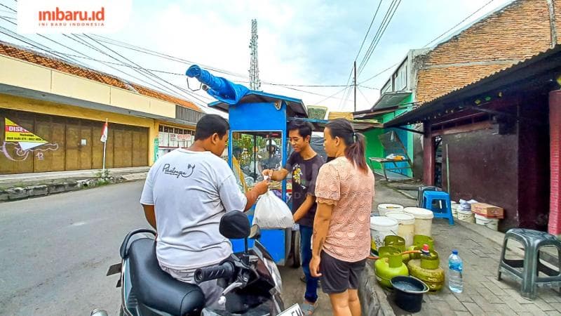 &nbsp;Seorang pegawai yang membantu Imam penjual tahu aci khas Tegal sedang melayani pembeli. (Inibaru.id/ Fitroh Nurikhsan)