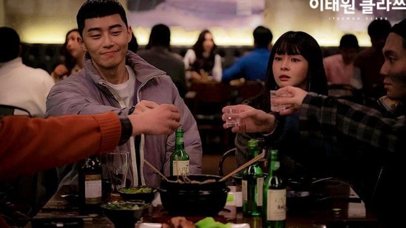Salah satu adegan dalam drama Korea Itaewon Class adalah adegan minum bersama rekan kerja. (Metro.style)