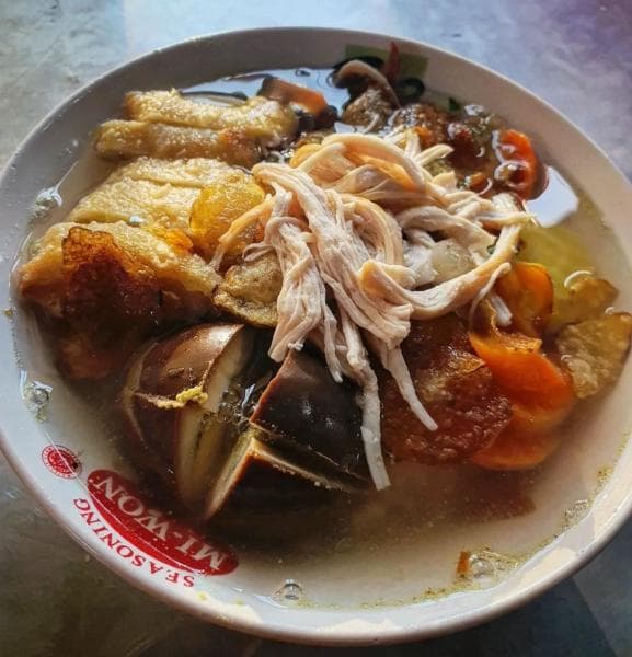 Timlo, makanan khas solo yang memiliki kuah bening yang segar. (Instagram/Victor Ndut)
