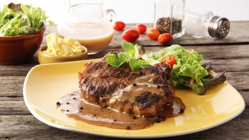 Steak adalah salah satu makanan yang terbuat dari daging sapi. Untuk mendapatkan steak yang enak, daging harus dalam kondisi masih segar. (Shutterstock)