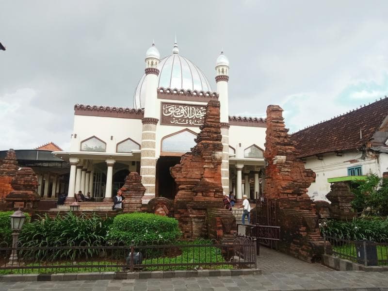 Masjid Menara Kudus yang sering disebut dengan Masjid Al-Aqsha. (Inibaru.id/ Rafida Azzundhani)