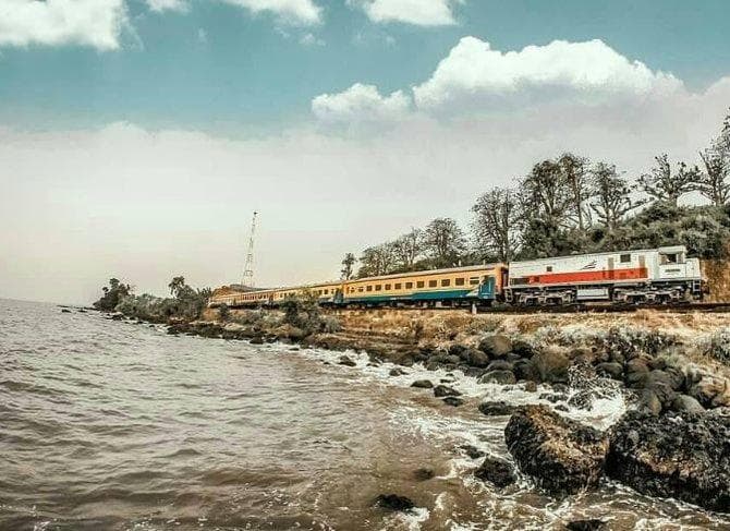 Di Kabupaten Batang, ada sebagian rel kereta yang melintas persis di pinggir pantai Laut Jawa. (FB/Galeri Sepur Indonesia)