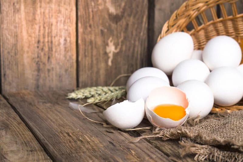 Putih telur memiliki kemampuan menghilangkan garam dan mikroplastik dari air laut. (Shutterstock)