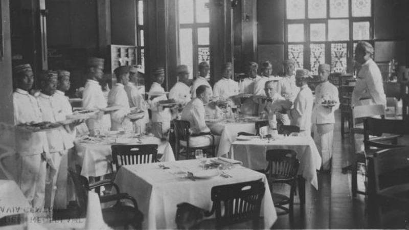Para jongos yang dipekerjakan sebagai pelayan rumah makan. (VOI/Wikipedia Commons/KITLV)