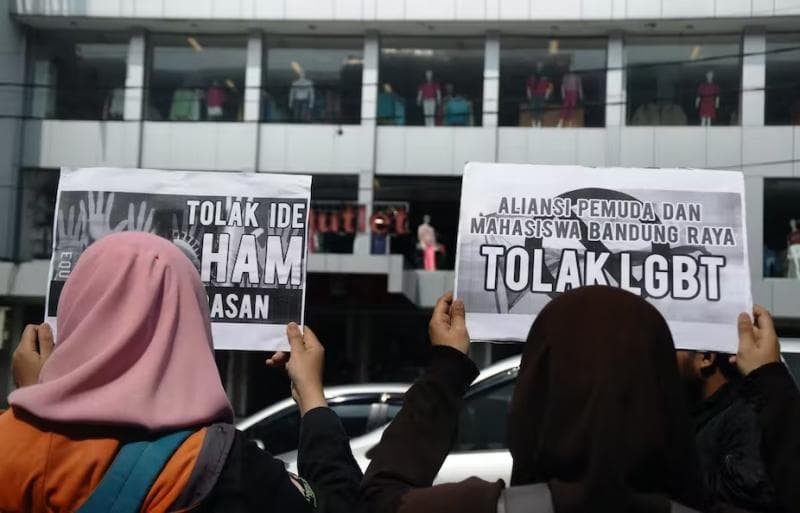 Tekanan massa menolak LGBT sangat kuat di Indonesia. (Antara/Novrian Arbi)