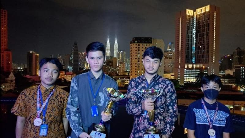 Siswa-siswa dari MAN 2 Banyumas meriah juara 1 dalam kompetisi 11th World Robotic for Peace (WRP) 2022 di Malaysia. (Dokumen Kemenag)