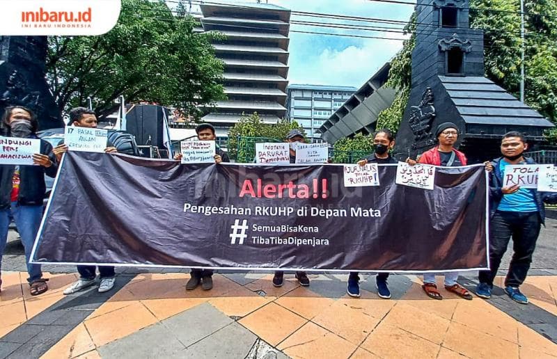 Potret massa aksi yang merupakan gabungan jurnalis dan pers mahasiswa Kota Semarang yang tengah membentangkan spanduk penolakan pengesahan RKUHP.&nbsp;(Inibaru.id/ Fitroh Nurikhsan)
