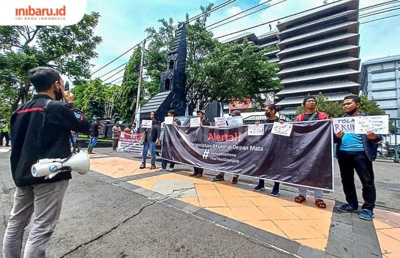 Sejumlah masa aksi yang terdiri dari elemen jurnalis dan pers mahasiswa Kota Semarang menentang pengesahan RKUHP, Senin (5/12/2022). (Inibaru.id/ Fitroh Nurikhsan)