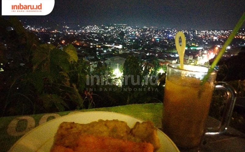 Tempat duduk yang menghadap langsung night view Kota Semarang yang keren abis. (Inibaru.id/ Finka Rachma)