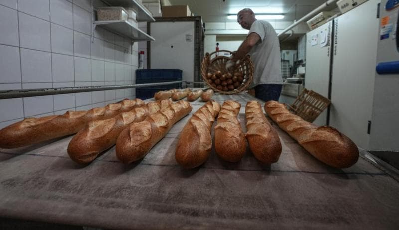 Ada undang-undang yang mengatur spesifikasi khusus roti Baguette yaitu berat minimum 80 gram dengan panjang maksimum 40 sentimeter saat dipanggang. (AP Photo/Michael Euler)