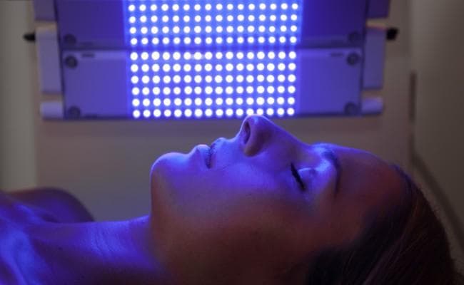 Sekarang, terapi sinar biru sudah banyak tersedia di klinik kecantikan dalam negeri. (Beauty Journal)