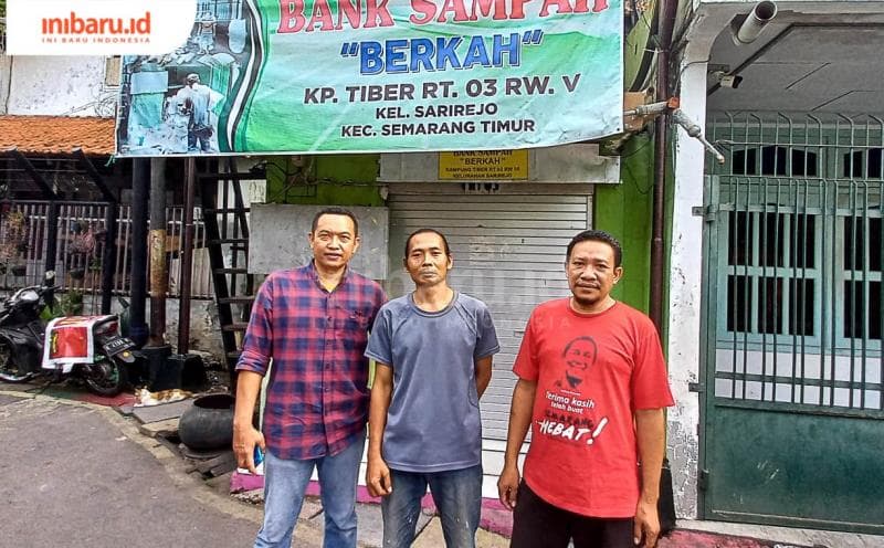 Ketua Bank Sampah Kampung Tiber Budi Hartojo (kanan) ditemani Wakil Ketua Bank Sampah Sultoni (kiri), dan Ketua RT 03 Sugiyanto (tengah). (Inibaru.id/ Fitroh Nurikhsan)