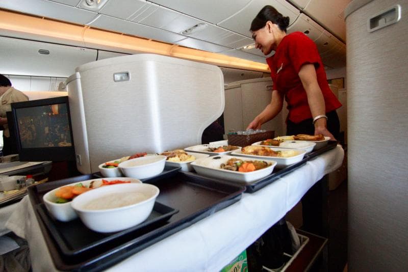 Makanan yang Sebaiknya Kamu Hindari saat Naik Pesawat
