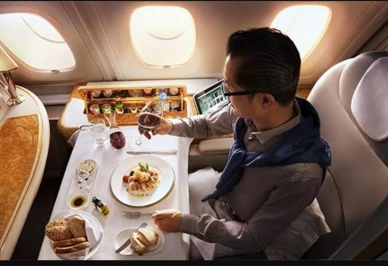 Beberapa makanan yang sebaiknya nggak kamu pesan di pesawat adalah pasta, makanan berbahan segar, dan makanan berkarbohidrat. (Emirates)