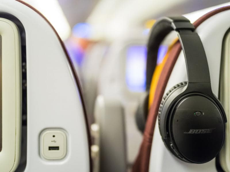 Headphone adalah alat peredam bising yang berguna saat kita menyantap makanan di pesawat. (Shutterstock)