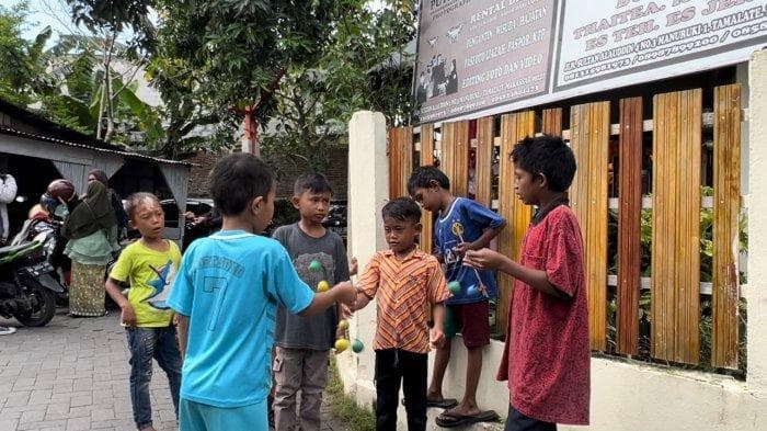 Sulawesi Selatan hingga Sulawesi Tenggara banyak anak bermain latto-latto hampir di setiap sudut kota, lorong kompleks, dan pedesaan. (Tribuntimur/Muslimin Emba)