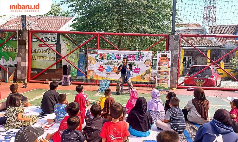 Roni, salah seorang sukarelawan, tengah mendongeng di hadapan belasan anak peserta 'Pekan Ceria', event rutin komunitas Kampung Dongeng Semarang.&nbsp;(Inibaru.id/ Fitroh Nurikhsan)
