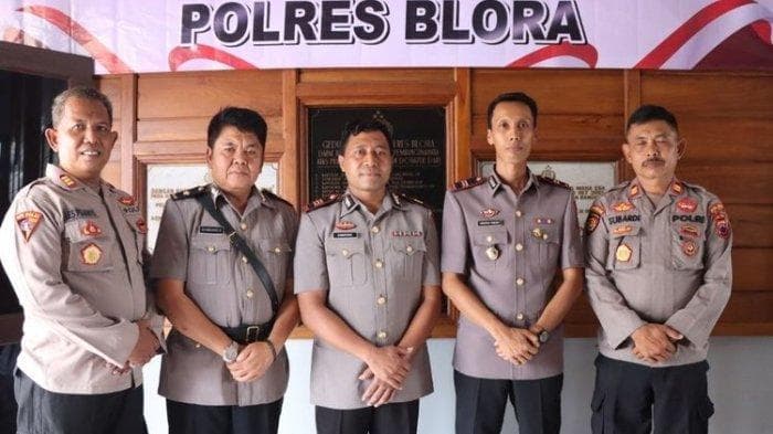Iptu Umbaran Wibowo (kedua dari kanan) kini tengah menjadi perbincangan karena diketahui dirinya merupakan wartawan yang ternyata polisi. (Kompas/Aria Rusta Yuli Pradana)