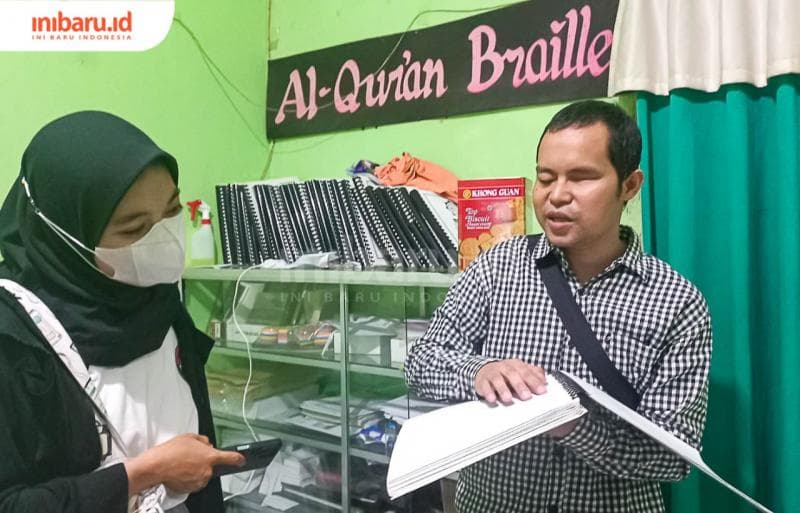 Sopyan, anggota Komunitas Sahabat Mata, sedang menunjukkan kemampuannya membaca Al-Quran Braille. (Inibaru.id/ Fitroh Nurikhsan)
