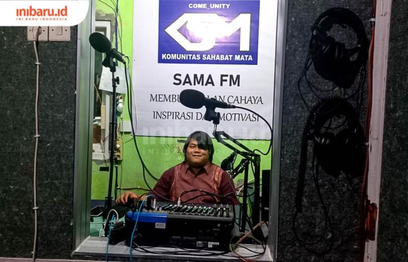 Amin Hambali, anggota Komunitas Sahabat Mata, saat berada di ruang siaran radio. (Inibaru.id/ Fitroh Nurikhsan)