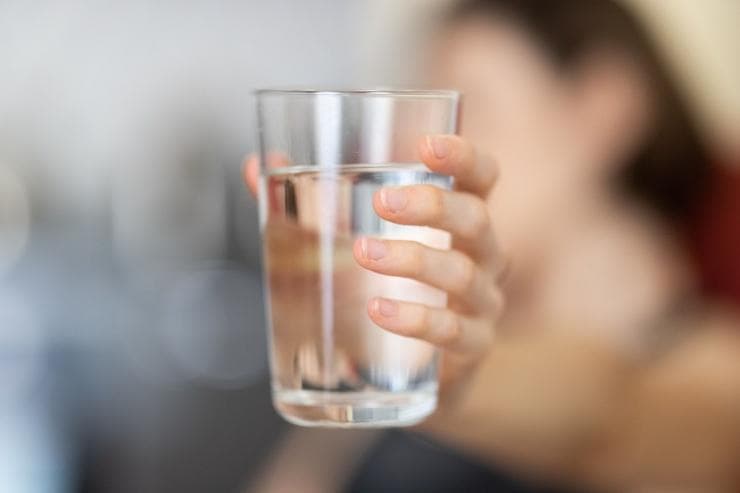 Ilustrasi: Pastikan kamu mengonsumsi 8-10 gelas air putih dalam sehari. (Unsplash)