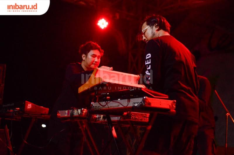 Penampilan Bottlesmoker, duo&nbsp;musikus elektronik asal Bandung yang menutup keseruan acara pembukaan Penta KLabs.&nbsp;(Inibaru.id/ Kharisma Ghana Tawakal)