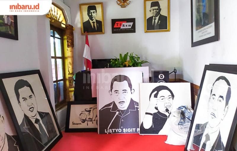Ruangan tempat Jafar berkarya, penuh lukisan para tokoh ternama Indonesia yang dibuat dari sampah plastik. (Inibaru.id/ Rizki Arganingsih)