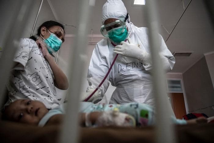 Ilustrasi: Masalah utama sebaran dokter di Indonesia bukanlah distribusi melainkan jumlah dokter aktif yang sedikit. (AFP/Aditya Aji)