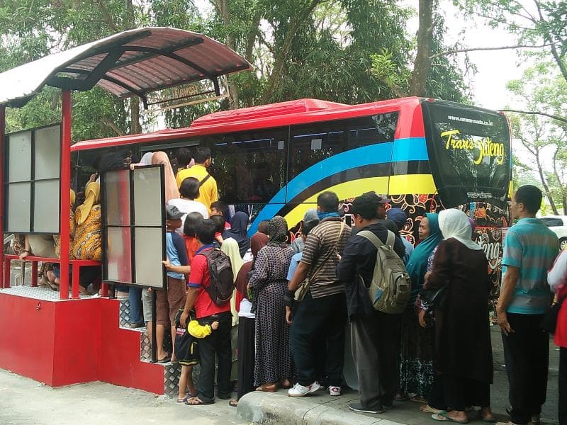 Para penumpang menggunakan jasa Trans Jateng di Purwokerto. (Matamatanews)