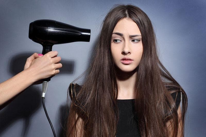 Hair dryer berpotensi merusak rambut hingga memicu uban. (Shutterstock via Okezone)