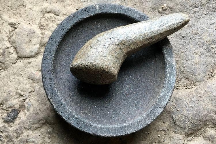 Cobek yang terbuat dari batu asli memiliki bobot lebih berat dibandingkan cobek semen. (Shutterstock/Yopei Apriliansyah)