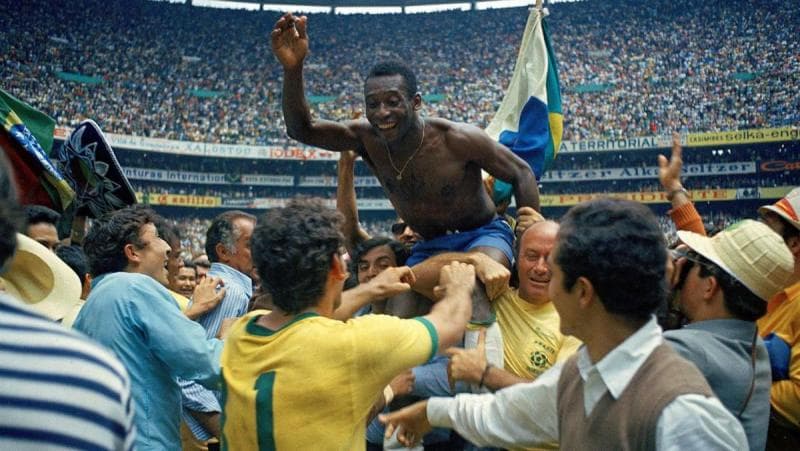 Pele  satu-satunya pesepak bola yang mampu menjuarai tiga edisi Piala Dunia (1958, 1962, dan 1970). (Getty Images/Alessandro Sabattini)