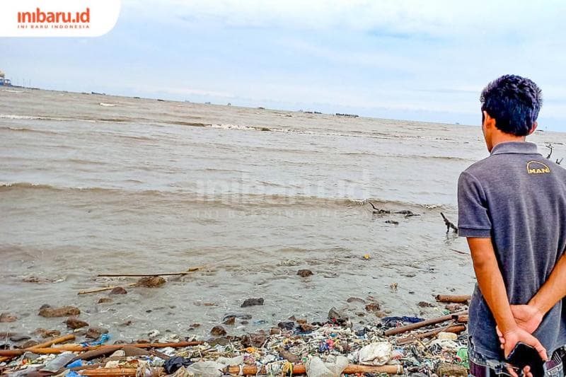 Seorang nelayan Tambakrejo hanya bisa memandangi laut saat cuaca ekstrem pada penghujung tahun melanda kawasan pantai utara Kota Semarang.&nbsp;