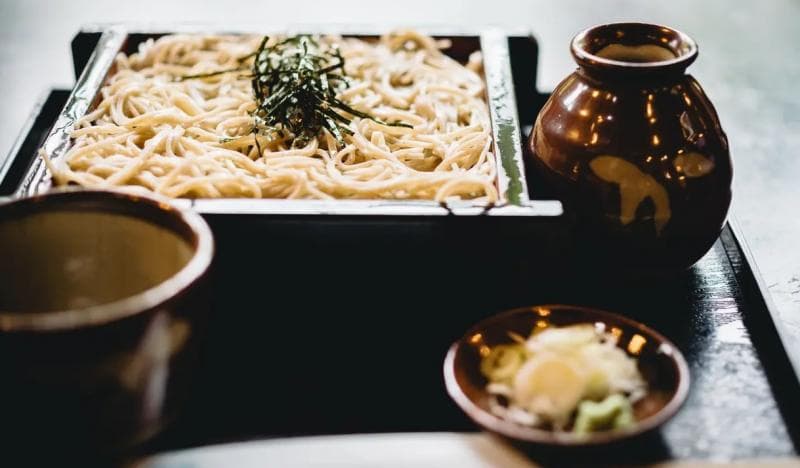 Ilustrasi: setiap rumah tangga di Jepang biasanya mengonsumsi mi soba untuk menyambut tahun baru. (Unsplash/Gaspanik)