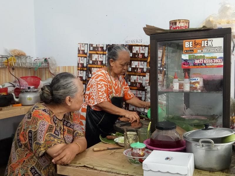 Penjual rujak cingur, makanan khas Surabaya. (Lumajangsatu/Indana)