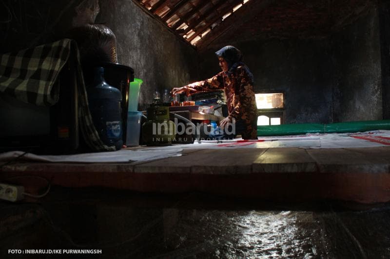 Berniat menyuguhkan teh daun mangrove buatan sendiri, Pasijah menjerang air di dapur rumahnya yang berdiri di atas 'panggung' dari kayu yang telah ditinggikan sekitar 1,5 meter.&nbsp;