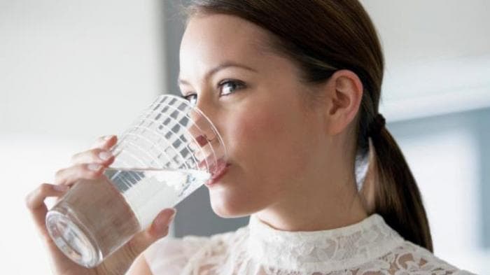 Ilustrasi: Minum air mineral akan merangsang produksi air liur. (Thinkstockphotos)