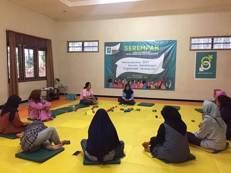 Muda Bersuara sedang menyelenggarakan Sekolah Perempuan untuk Pembebasan dan Kemanusiaan (Instagram/_mudabersuara).