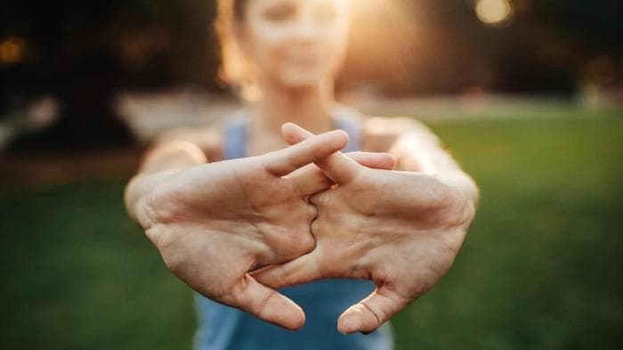 Perlukah Menghentikan Kebiasaan 'Kretek-Kretek' Jari?