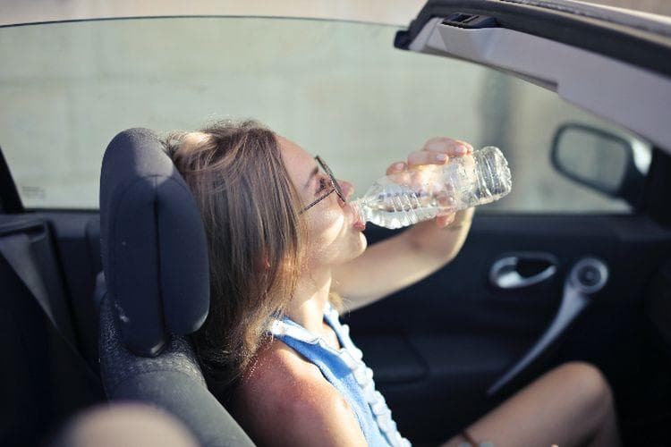 Segera habiskan air mineral dalam botol yang kamu simpan di mobil dalam 3 jam. (via Urbanjabar)