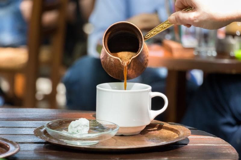 Ilustrasi: Menikmati kopi Turki makin lengkap dengan makan kurma atau Turkish Delight. (pahamidulu)