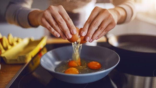 Mengonsumsi telur setiap hari nggak baik untuk orang yang menderita hipertensi. (iStockphoto/dusanpetkovic via CNN)