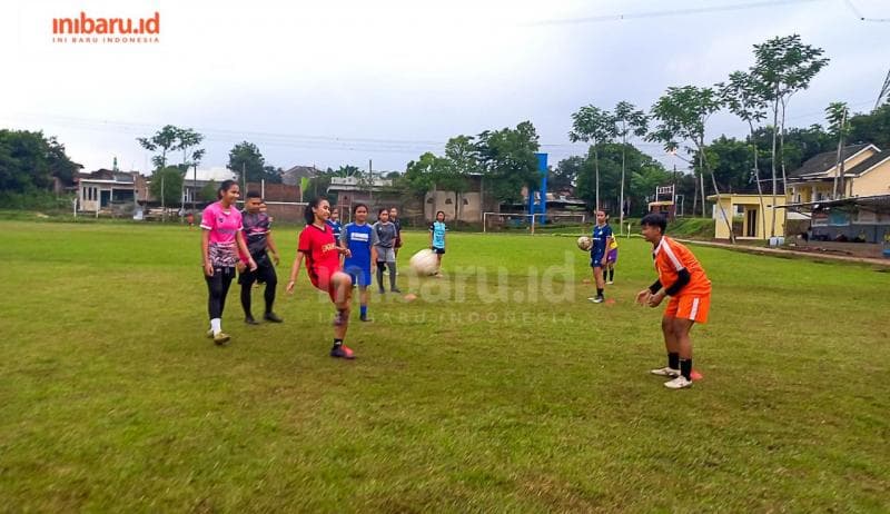 Beberapa pemain Ratanika Putri Semarang terlihat berlatih mengontrol bola di lapangan Wonolopo, Mijen, Kota Semarang. (Inibaru.id/Fitroh Nurikhsan)