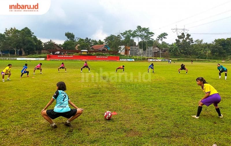 Pemain Ratanika Putri Semarang sedang melakukan pemanasan sebelum berlatih sepak bola. (Inibaru.id/ Fitroh Nurikhsan)