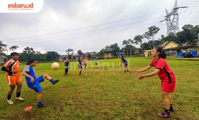 Pemain Ratanika Putri Semarang sedang berlatih mengontrol dan menendang bola.&nbsp;(Inibaru.id/ Fitroh Nurikhsan)