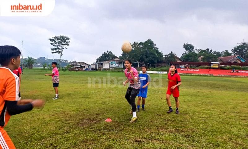 Potret pemain klub Ratanika Putri Semarang sedang berlatih menyundul bola di lapangan Wonolopo, Mijen. (Inibaru.id/ Fitroh Nurikhsan)