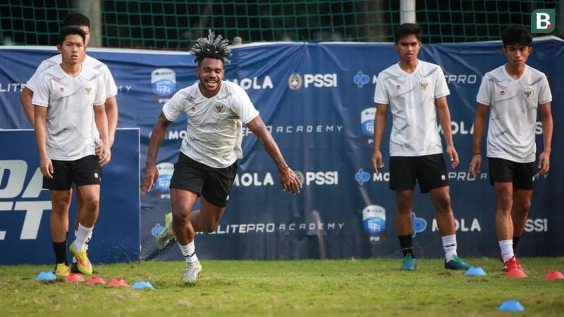 Barnabas Sobor, pemain dari klub Liga 2 yang menjadi andalan di benteng pertahanan Timnas Indonesia U-20 pada Kualifikasi Piala Asia U-20 2023. (Bola/Bagaskara Lazuardi)