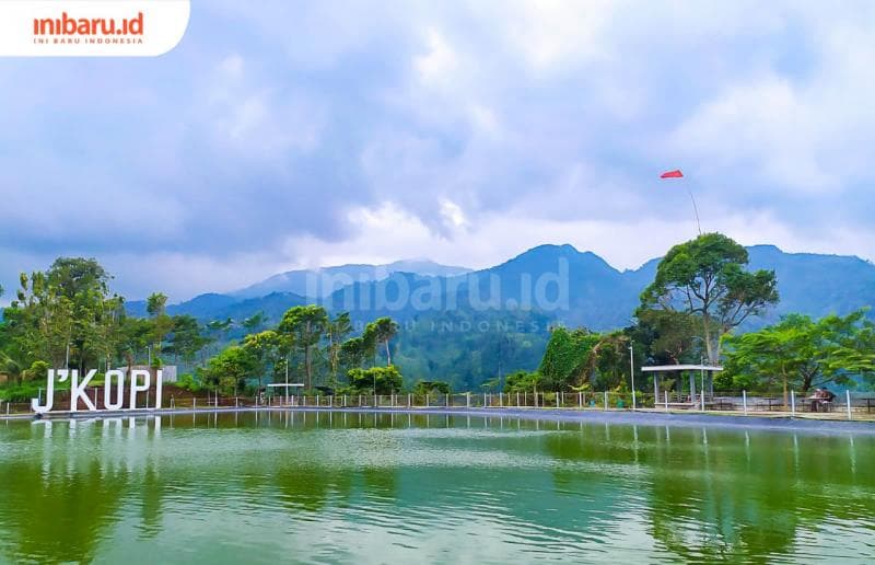 Menikmati Pantulan Lekuk Punggung Muria di Embung Mini Jrahi Pati