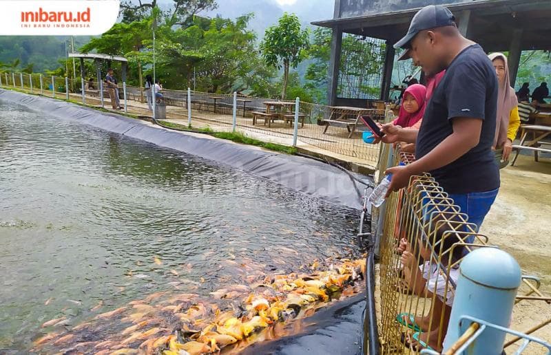 Para wisatawan Embung Mini Jrahi memberi makan ikan-ikan menggemaskan. (Inibaru.id/ Rizki Arganingsih)
